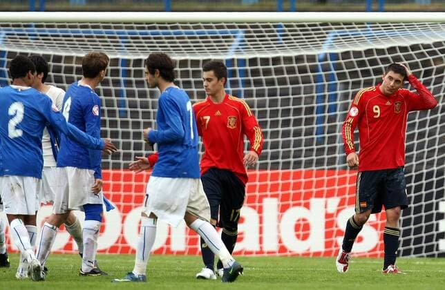 Borja Gonzalez (re.) und Cifo (beide Spanien U17, 2.v.re.) enttäuscht Fußball EM Herren U 17 EM 2009, Länderspiel, Nationalteam, Nationaltrikot, Jugend, Junioren, Nachwuchs Gruppe Dessau Rosslau Enttäuschung,