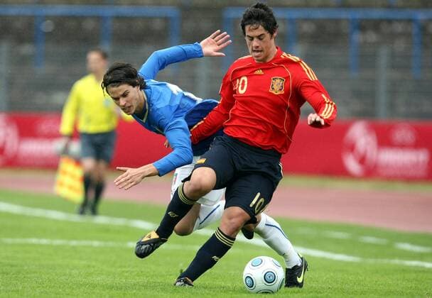 Isco (Spanien U17, re.) gegen Lorenzo Crisetig (Italien U17) Fußball EM Herren U 17 EM 2009, Länderspiel, Nationalteam, Nationaltrikot, Jugend, Junioren, Nachwuchs Gruppe Dessau Rosslau Dynamik, Kampf,