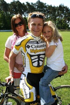 Andre Greipel (Deutschland Columbia High Road) mit Freundin Christina und Tochter Anna Radsport Herren Shooting 2009, Straßenradsport, Straße, Rad Gruppe Wittenberg