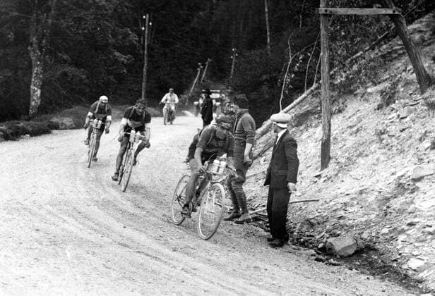 Gaetano Belloni, Alfredo Binda und Giovanni Brunero (alle Italien) während der 10. Etappe des Giro d Italia 1925 von Arezzo nach Forli -  Radsport Herren Giro d Italia 1925, dItalia, Straßenradsport, Straße, Rad, Repro, Historie, Geschichte Gruppe