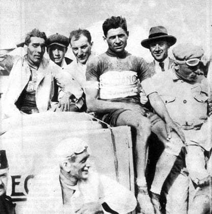 Pierino Bestetti, Gaetano Belloni und Alfredo Binda (alle Italien) nach der 12. Etappe des Giro d Italia 1925 von Verona nach Mailand -  Radsport Herren Giro d Italia 1925, dItalia, Straßenradsport, Straße, Rad, Repro, Historie, Geschichte Gruppe