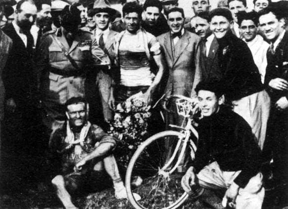 Etappensieger Alfredo Binda (Italien) nach der 10. Etappe des Giro d Italia 1928 von Modena nach Genua -  Radsport Herren Giro d Italia 1928, dItalia, Straßenradsport, Straße, Rad, Repro, Geschichte, Historie, Gruppe