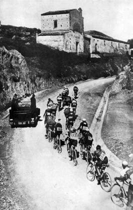 Teilnehmer während der 5. Etappe des Giro d Italia 1929 von Potenza nach Cosenza -  Radsport Herren Giro d Italia 1929, dItalia, Straßenradsport, Straße, Rad, Repro, Geschichte, Historie Totale