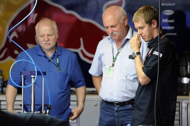 Sebastian Vettel (Deutschland Red Bull, re.) erklärt seinem Vater Norbert (li.) und seinem Onkel den Boliden Motorsport Grand Prix Herren Großer Preis von Spanien 2009, Formel 1 Weltmeisterschaft, F1, F, GP, WM Gruppe Circuit de Catalunya Barcelona