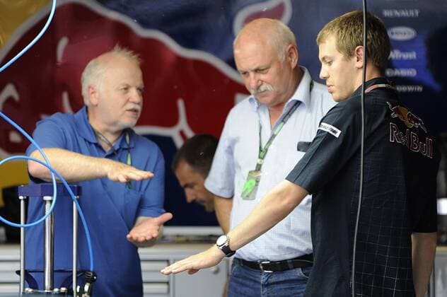 Sebastian Vettel (Deutschland Red Bull, re.) erklärt seinem Vater Norbert (li.) und seinem Onkel den Boliden Motorsport Grand Prix Herren Großer Preis von Spanien 2009, Formel 1 Weltmeisterschaft, F1, F, GP, WM Gruppe Circuit de Catalunya Barcelona
