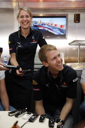 Sebastian Vettel und Pressesprecherin Britta Roeske (beide Deutschland Red Bull) während eines Interviews mit zahlreichen Aufnahmegeräten Motorsport Grand Prix Herren Großer Preis von Spanien 2009, Formel 1 Weltmeisterschaft, F1, F, GP, WM Gruppe o0 Circuit de Catalunya Barcelona