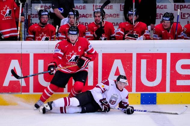 Shane Doan (Kanada, li.) gegen Aleksandrs Nizivijs (Lettland) - (ZUMAcjm) Eishockey WM Herren WM 2009, Länderspiel, Nationalteam, Nationaltrikot, Kanada - Lettland 4:2 Gruppe Bern Dynamik,