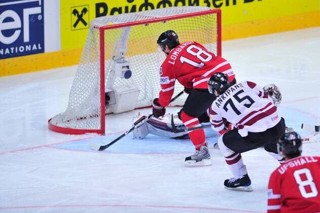 Matthew Lombardi (Kanada, li.) erzielt ein Tor gegen Lettland - (ZUMAcjm) Eishockey WM Herren WM 2009, Länderspiel, Nationalteam, Nationaltrikot, Kanada - Lettland 4:2 Gruppe Bern Dynamik,