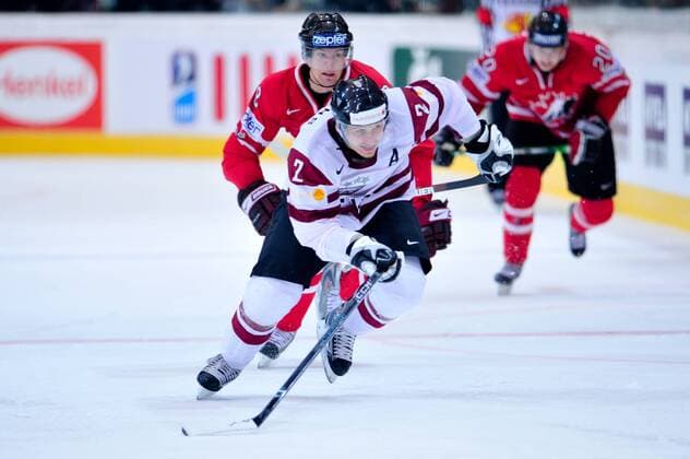 Rodrigo Lavins (Lettland, vorn) im Duell - (ZUMAcjm) Eishockey WM Herren WM 2009, Länderspiel, Nationalteam, Nationaltrikot, Kanada - Lettland 4:2 Gruppe Bern Dynamik,