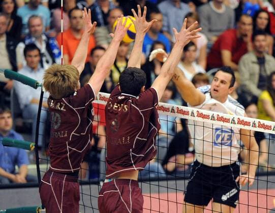 Georg Grozer (Friedrichshafen, re.) gegen Sebastian Schwarz (li.) und Armij Dewes (beide Haching) Volleyball 1. BL Herren Saison 2008 2009, Playoffs, Playoff, Play Offs, Off, Finale, VfB Friedrichshafen - Generali Haching Gruppe Friedrichshafen