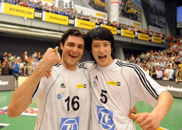 VfB Friedrichshafen - Deutscher Meister 2009: Idner Faustino Lima Martins (li.) und Moon Sung Min (beide Friedrichshafen) Volleyball 1. BL Herren Saison 2008 2009, VfB Friedrichshafen, Finale Gruppe Playoffs, Playoff, Play Offs, Off Friedrichshafen Freude,