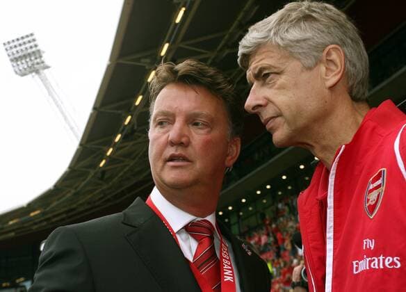 Trainer Louis van Gaal (Alkmaar, li.) und Kollege Arsene Wenger (Arsenal) - Fußball Herren Testspiel 2006 2007, Test, AZ Alkmaar - Arsenal FC London Gruppe Alkmaar