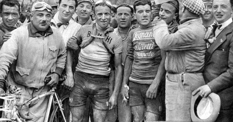 Michele Mara (5.v.li.) - Etappensieger 15. Etappe und Luigi Marchisio (beide Italien, 4.v.re.) - Gesamtsieger des Giro d Italia 1930 -  Radsport Herren Giro d Italia 1930, dItalia, Straßenradsport, Straße, Rad, Repro, Geschichte, Historie Gruppe 15. Etappe: Brescia - Mailand