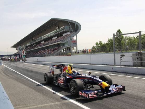Sebastian Vettel (Deutschland Red Bull) in seinem Boliden in der Boxengasse vor der Haupttribüne des Circuit de Catalunya Motorsport Grand Prix Herren Großer Preis von Spanien 2009, Formel 1 Weltmeisterschaft, F1, F, GP, WM, Freies Training, Vdig Einzelbild Circuit de Catalunya Barcelona