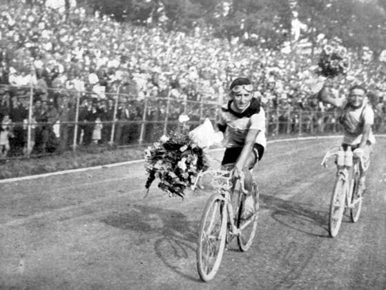Francesco Camusso (li.) - Gesamtsieger des Giro d Italia 1931 und Luigi Giacobbe (beide Italien) auf der Ehrenrunde -  Radsport Herren Giro d Italia 1931, dItalia, Straßenradsport, Straße, Rad, Repro, Geschichte, Historie Totale Freude,