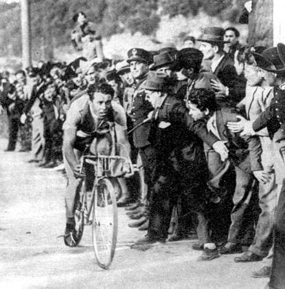Learco Guerra (Italien) gewinnt das Zeitfahren der 14. Etappe des Giro d Italia 1934 von Bologna nach Ferrara -  Radsport Herren Giro d Italia 1934, dItalia, Straßenradsport, Straße, Rad, Repro, Geschichte, Historie Gruppe Zeitfahren, Einzelzeitfahren,