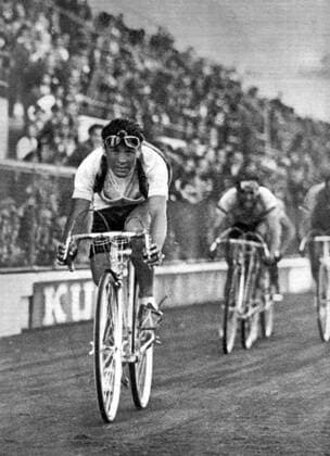 Vasco Bergamaschi (Italien) erreicht das Ziel der 12. Etappe des Giro d Italia 1935 von Firenze nach Montecatini Terme -  Radsport Herren Giro d Italia 1935, dItalia, Straßenradsport, Straße, Rad, Repro, Historie, Geschichte, Einzelbild