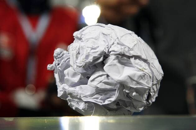 Papierkugel, die den Ball von Gravgaard (HSV) zum Eckball ablenkte und somit das 1:3 durch Werder Bremen einleitete Fußball EC 3 Herren UEFA Cup 2008 2009, Pokal, Europapokal, Halbfinale, Hamburger SV - Werder Bremen 2:3 Einzelbild Hamburg