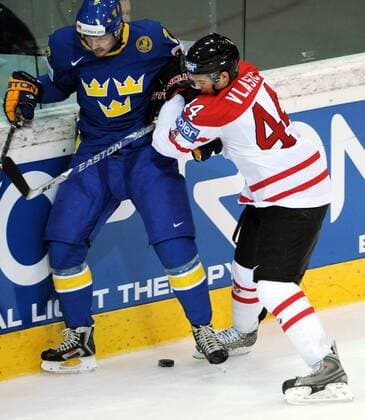 Niklas Persson (Schweden, li.) gegen Marc Edouard Vlasic (Kanada) -  Eishockey WM Herren WM Halbfinale 2009, Nationalteam, Länderspiel, Nationaltrikot, Kanada - Schweden Gruppe Bern Dynamik,