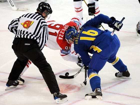 Johan Andersson (Schweden, re.) gegen Jason Spezza (Kanada) - Bully -  Eishockey WM Herren WM Halbfinale 2009, Nationalteam, Länderspiel, Nationaltrikot, Kanada - Schweden Gruppe Bern