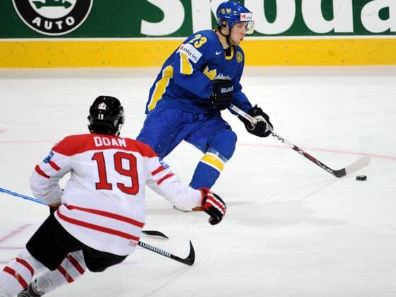 Linus Omark (Schweden, re.) gegen Shane Doan (Kanada) -  Eishockey WM Herren WM Halbfinale 2009, Nationalteam, Länderspiel, Nationaltrikot, Kanada - Schweden Gruppe Bern Dynamik,