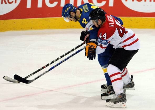 Niklas Persson (Schweden, li.) gegen Marc Edouard Vlasic (Kanada) -  Eishockey WM Herren WM Halbfinale 2009, Nationalteam, Länderspiel, Nationaltrikot, Kanada - Schweden Gruppe Bern Dynamik,