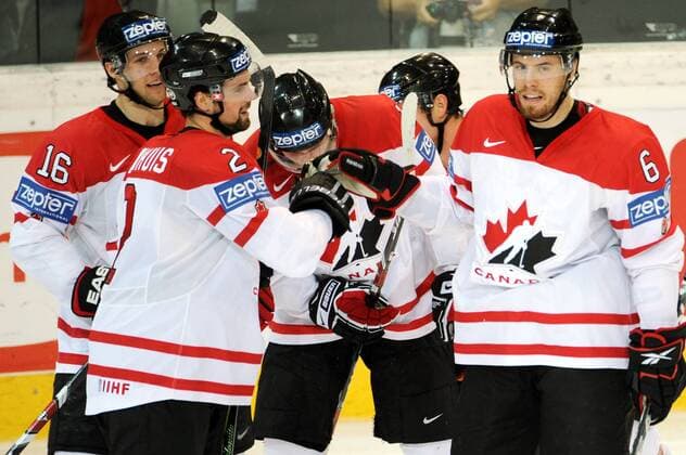 Torjubel Kanada, v. li.: Mike Fisher, Dan Hamhuis, Shawn Horcoff und Shea Weber -  Eishockey WM Herren WM 2009, Halbfinale, Länderspiel, Nationalmannschaft, Nationaltrikot Gruppe Bern Freude,