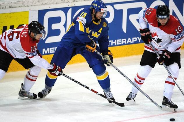 Rickard Wallin (Schweden, Mitte) gegen Travis Zajac (li.) und Shawn Horcoff (beide Kanada) -  Eishockey WM Herren WM 2009, Halbfinale, Länderspiel, Nationalmannschaft, Nationaltrikot Gruppe Bern Dynamik,