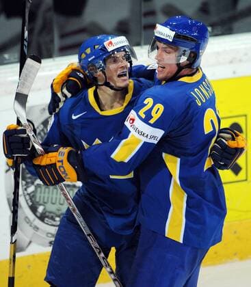 Loui Eriksson (li.) und Kenny Jonsson (beide Schweden) - Torjubel -  Eishockey WM Herren WM 2009, Halbfinale, Länderspiel, Nationalmannschaft, Nationaltrikot Gruppe Bern Freude,