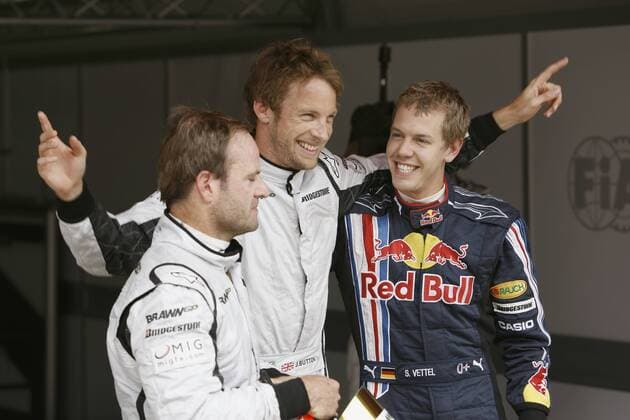 Qualifying zum GP von Spanien 2009: Jenson Button (England Brawn GP, Mitte) holt sich die Pole Position vor Sebastian Vettel (Deutschland Red Bull, re.) und Teamkollege Rubens Barrichello (Brasilien Brawn GP) Motorsport Grand Prix Herren Großer Preis von Spanien 2009, Formel 1 Weltmeisterschaft, F1, F, GP, WM, Qualifying, premiumd Gruppe Circuit de Catalunya Barcelona Freude,
