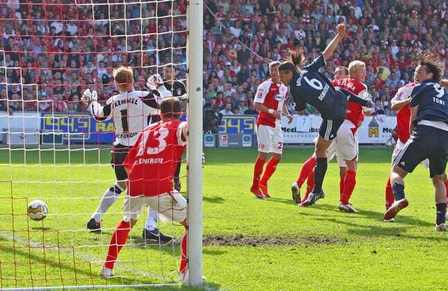 Martin Demichelis (Bayern, Mitte) setzt sich gegen Mariusz Kukielka (re.) durch und erzielt per Kopfball das 1:2 gegen Torwart Gerhard Tremmel (beide Cottbus) Fußball 1. BL Herren Saison 2008 2009, FC Energie Cottbus - FC Bayern München 1:3 Totale Cottbus