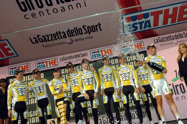 Team Columbia High Road gewinnt das Mannschaftszeitfahren beim Giro d Italia 2009, re. macht Mark Cavendish (Großbritannien) die Champagnerdusche -  Radsport Herren Giro d Italia 2009, dItalia, Straßenradsport, Straße, Rad, Zeitfahren, Mannschaftszeitfahren Gruppe 1. Etappe: Venedig Begeisterung, Freude,