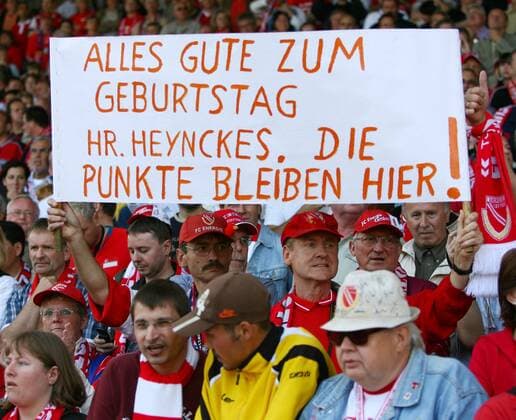 Cottbuser Fans wünschen Trainer Jupp Heynckes (Bayern) alles Gute zum Geburtstag, wollen allerdings keine Punkte verschenken Fußball 1. BL Herren Saison 2008 2009, FC Energie Cottbus - FC Bayern München 1:3 Gruppe Cottbus Komik