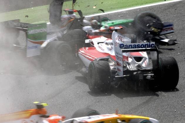 Jarno Trulli (Italien Toyota, vorn) kracht in Adrian Sutil (Deutschland Force India) Motorsport Grand Prix Herren Großer Preis von Spanien 2009, Formel 1 Weltmeisterschaft, F1, F, GP, WM Gruppe Circuit de Catalunya Barcelona