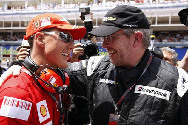 Teamchef Ross Brawn (England Brawn GP, re.) im Gespräch mit Berater Michael Schumacher (Deutschland Ferrari) Motorsport Grand Prix Herren Großer Preis von Spanien 2009, Formel 1 Weltmeisterschaft, F1, F, GP, WM Gruppe Circuit de Catalunya Barcelona Harmonie, Freude, Kameradschaft,