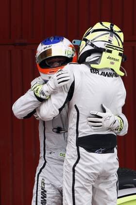 Jenson Button (England, re.) gewinnt den Großen Preis von Spanien 2009 vor seinem Teamkollegen Rubens Barrichello (Brasilien beide Brawn GP) Motorsport Grand Prix Herren Großer Preis von Spanien 2009, Formel 1 Weltmeisterschaft, F1, F, GP, WM, Gruppe Circuit de Catalunya Barcelona Freude,