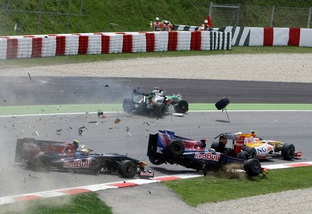 Sebastien Bourdais (Frankreich, Mitte) fliegt über Sebastien Buemi (Schweiz beide Toro Rosso), dahinter ist auch der Bolide von Adrian Sutil (Deutschland Force India) in Mitleidenschaft gezogen worden - Serie (2 3) Motorsport Grand Prix Herren Großer Preis von Spanien 2009, Formel 1 Weltmeisterschaft, F1, F, GP, WM Gruppe Circuit de Catalunya Barcelona