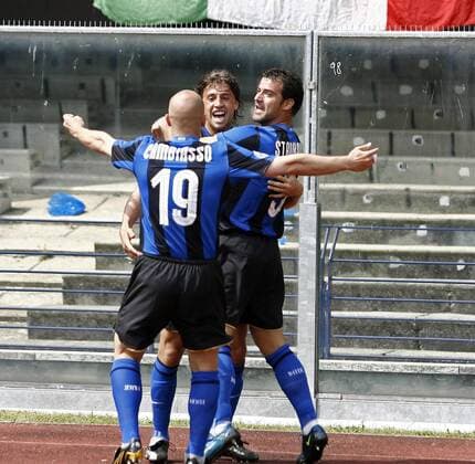 Hernan Crespo (Mitte) jubelt mit Dejan Stankovic (re.) und Esteban Cambiasso (alle Inter Mailand) -  Fußball Herren Serie A 2008 2009, 1. Italienische Liga, FC Internazionale Mailand Gruppe Verona Begeisterung, Freude,