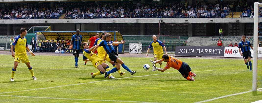 Hernan Crespo (Inter Mailand, Mitte) erzielt das 1:0 gegen Torwart Stefano Sorrentino (Chievo Verona) -  Fußball Herren Serie A 2008 2009, 1. Italienische Liga, Chievo Verona - FC Internazionale Mailand 2:2 Gruppe Verona Dynamik,