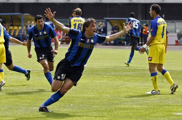 Hernan Crespo (Inter Mailand, vorn) jubelt -  Fußball Herren Serie A 2008 2009, 1. Italienische Liga, Chievo Verona - FC Internazionale Mailand 2:2 Gruppe Verona Begeisterung, Freude,