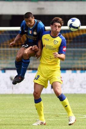Ivan Cordoba (Inter Mailand, li.) gegen Erjon Bogdani (Chievo Verona) -  Fußball Herren Serie A 2008 2009, 1. Italienische Liga, Chievo Verona - FC Internazionale Mailand 2:2 Gruppe Verona Dynamik,