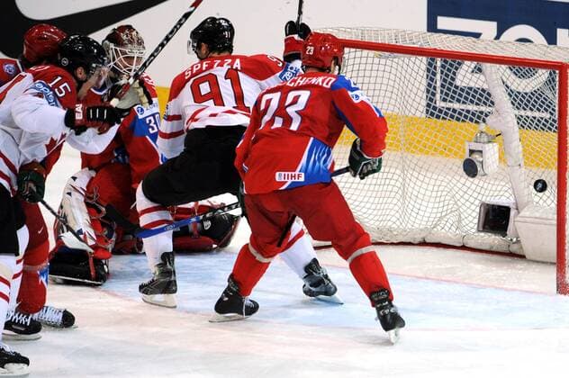 Jason Spezza (Kanada, Mitte) erzielt das 1:0 gegen Rußland -  Eishockey WM Herren WM 2009, Länderspiel, Nationalteam, Nationaltrikot, Finale Gruppe Bern Dynamik,