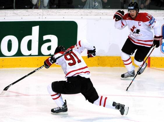 Jason Spezza (li.) und Shane Doan (beide Kanada) jubeln -  Eishockey WM Herren WM 2009, Länderspiel, Nationalteam, Nationaltrikot, Finale Gruppe Bern Begeisterung, Freude,