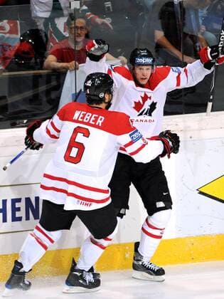 Jason Spezza (re.) und Shea Weber (beide Kanada) jubeln -  Eishockey WM Herren WM 2009, Länderspiel, Nationalteam, Nationaltrikot, Finale Gruppe Bern Begeisterung, Freude,