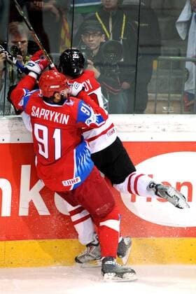 Oleg Saprykin (Rußland, li.) gegen Derek Roy (Kanada) -  Eishockey WM Herren WM 2009, Länderspiel, Nationalteam, Nationaltrikot, Finale Gruppe Bern Dynamik,