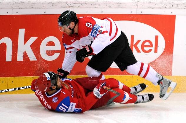 Derek Roy (Kanada, o.) gegen Oleg Saprykin (Rußland) -  Eishockey WM Herren WM 2009, Länderspiel, Nationalteam, Nationaltrikot, Finale Gruppe Bern Dynamik,