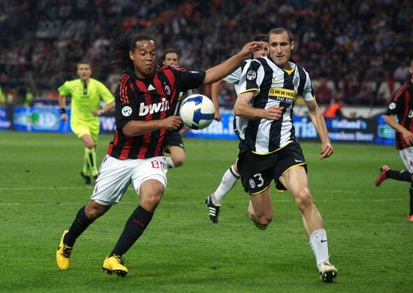 Ronaldinho (AC Mailand, li.) gegen Giorgio Chiellini (Juventus Turin) - Fußball Herren Serie A 2008 2009, 1. Italienische Liga, Milan - Juve 1:1 Gruppe Mailand Dynamik,