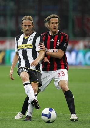 Massimo Ambrosini (AC Mailand, re.) gegen Christian Poulsen (Juventus Turin) - Fußball Herren Serie A 2008 2009, 1. Italienische Liga, Milan - Juve 1:1 Gruppe Mailand Dynamik,