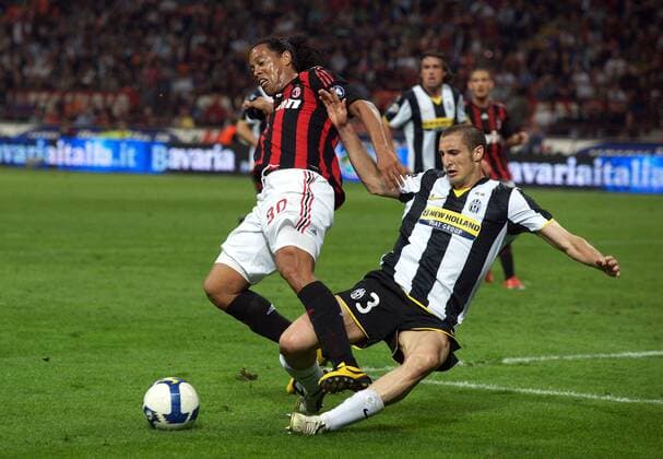 Ronaldinho (AC Mailand, li.) gegen Giorgio Chiellini (Juventus Turin) - Fußball Herren Serie A 2008 2009, 1. Italienische Liga, Milan - Juve 1:1 Gruppe Mailand Dynamik,