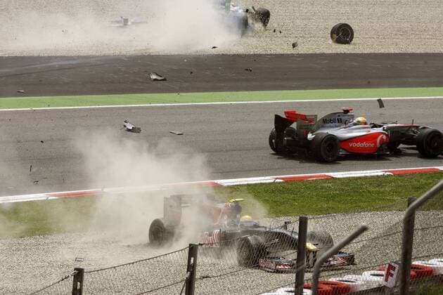 Lewis Hamilton (England McLaren Mercedes, re.) kommt unbeschadet am Crash von Sebastien Buemi (Schweiz Toro Rosso, unten) und Adrian Sutil (Deutschland Force India) davon -  Motorsport Grand Prix Herren Großer Preis von Spanien 2009, Formel 1 Weltmeisterschaft, F1, F, GP, WM Totale Circuit de Catalunya Barcelona